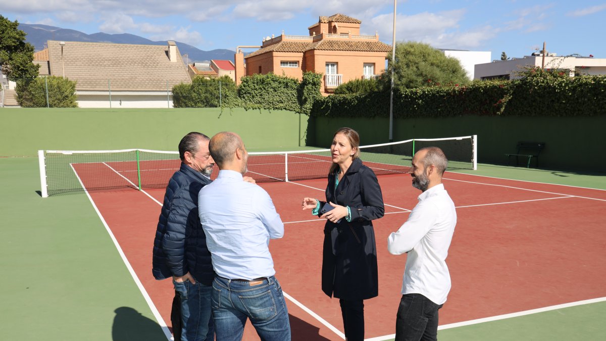 Visita a las recién concluidas obras de mejora de las pistas de tenis en El Ejido.