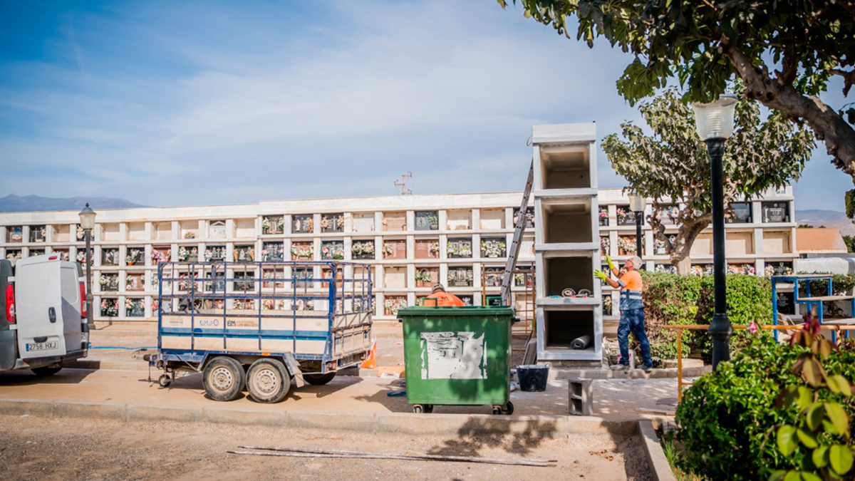 Construcción de nichos en el cementerio de Roquetas de Mar.