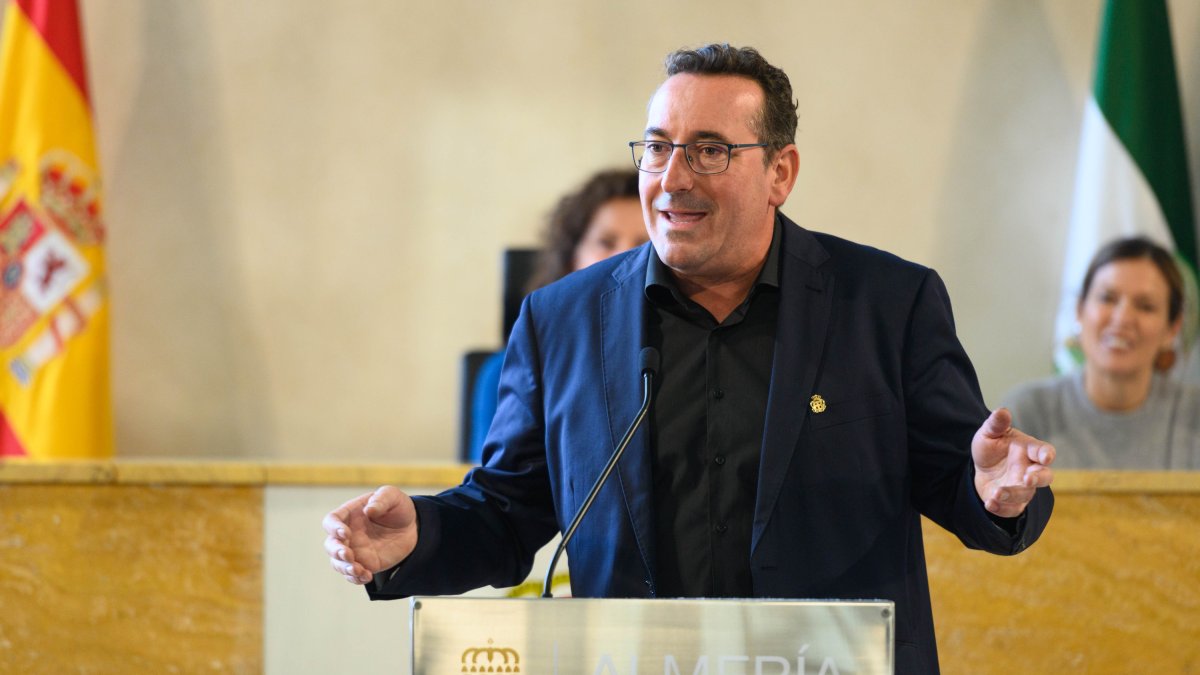 Pablo Mazuecos, tras recibir el Escudo de Oro de la Ciudad de Almería.