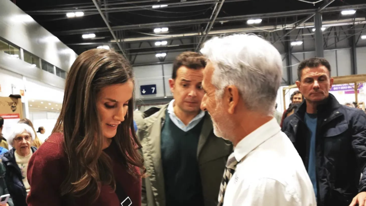 La reina Letizia junto a Paco Sáez, de Lorusso./ Paco Sáez