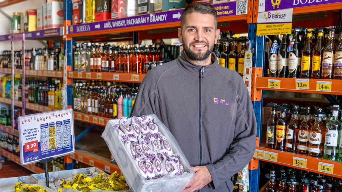 Un trabajador de Cash Borosa con los tradicionales mantecados de Navidad.