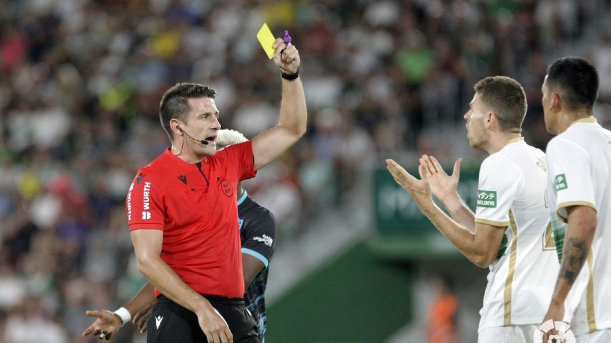 El colegiado manchego en el Elche-Almería de la pasada temporada.