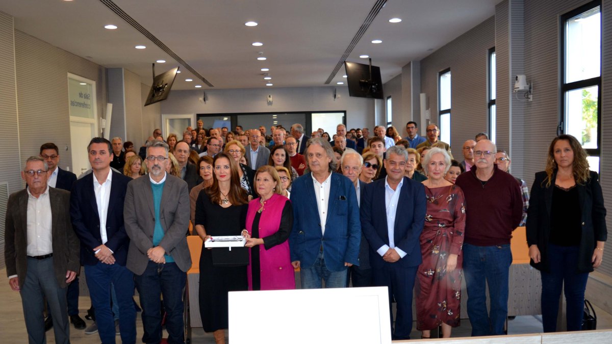 La sala de conferencias de la facultad de Empresariales de la UAL se llenó para dar el último homenaje a Hermelindo de Castro.