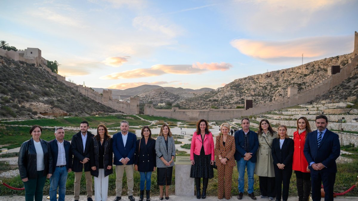 La Corporación municipal en la inauguración del jardín