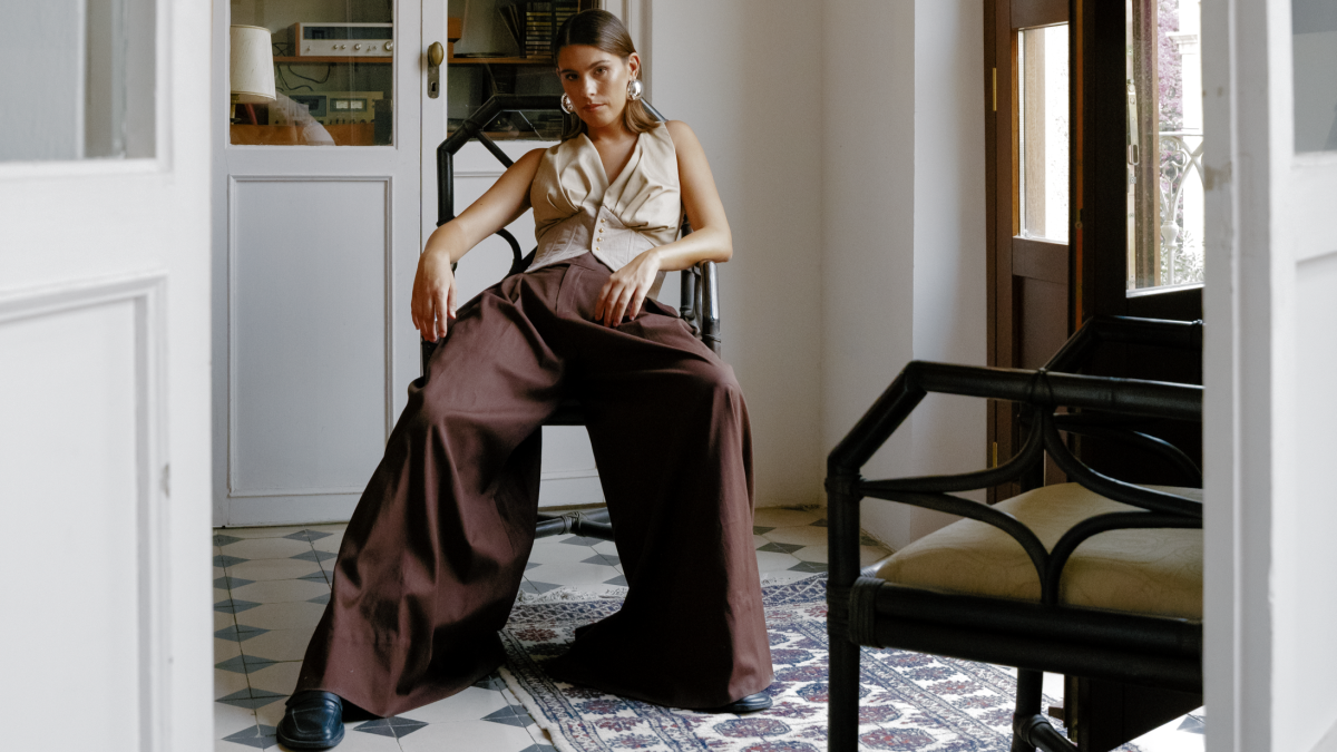 La modelo Alicia Medina con creaciones de ‘Carrichete’ de Estela Clares. Foto: Noemí Flores.