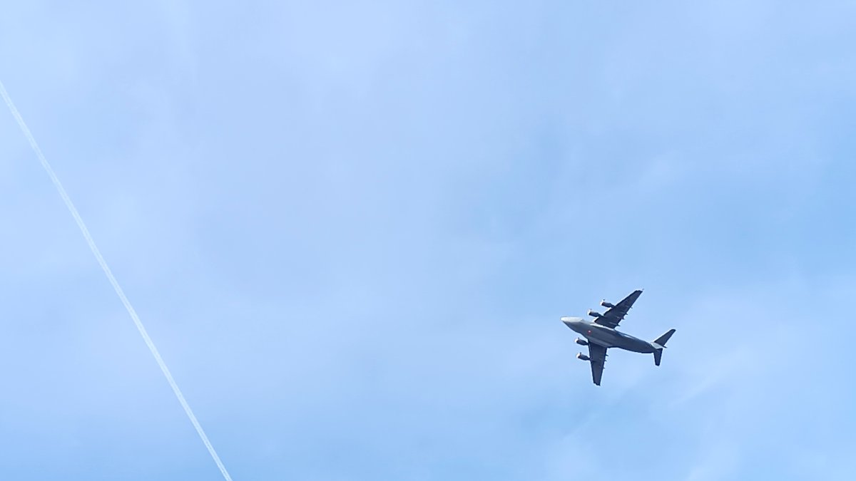 Imagen del despegue del avión militar de las Fuerzas Aéreas de EEUU desde el Aeropuerto de Almería.