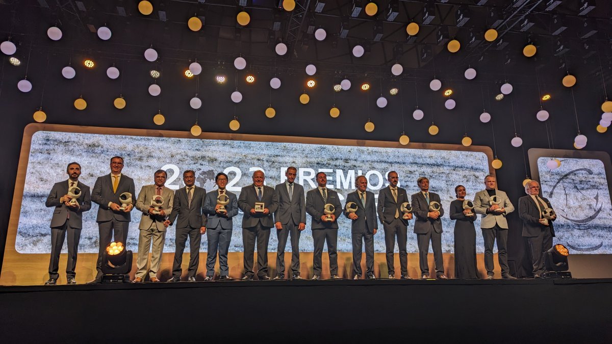 Fotografía de familia con los premiados este viernes acompañados por Jesús Posadas, presidente de la Asociación de Empresarios del Mármol de An