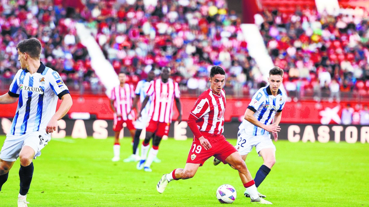 El joven futbolista madrileño volvió al once de Gaizka Garitano y marcó su quinto gol convirtiéndose en el Pichichi del Almería.