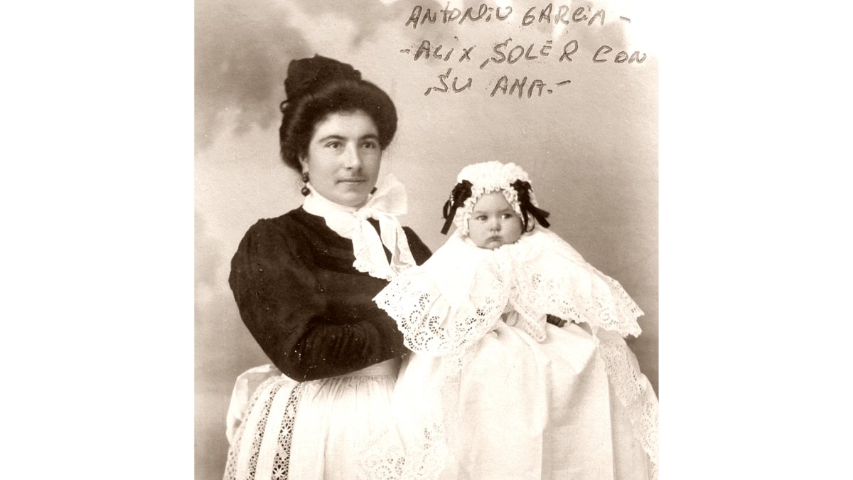 Antonio García-Alix Soler, con su ama de cría Ana, en el palacete conocido como Villa Anita, en Cuevas del Almanzora.