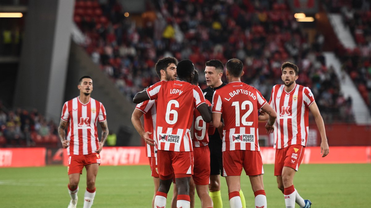 Los jugadores protestando a Díaz de Mera por no señalar penalti de Le Normand a Ramazani.