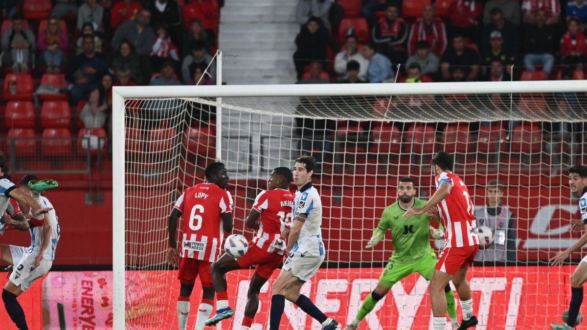 A balón parado la Real Sociedad marcó dos goles y provocó el penalti por mano de Akieme.