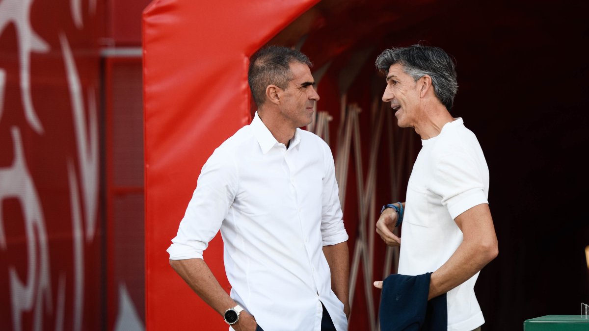 Gaizka Garitano habla con Imanol Alguacil en la previa del Almería-Real Sociedad en el Estadio de los Juegos Mediterráneos.