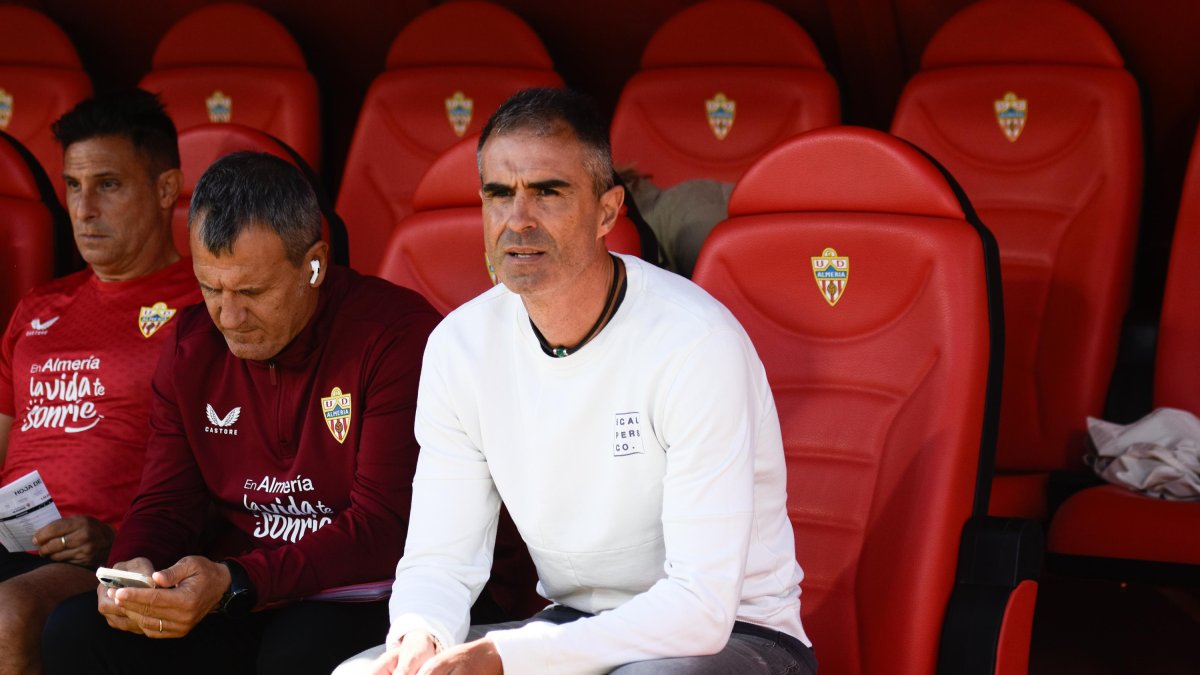 Gaizka Garitano en el banquillo del Estadio de los Juegos Mediterráneos el día del Almería-Las Palmas.