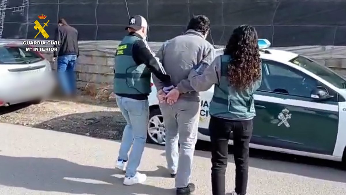 El detenido con agentes de la Guardia Civil.