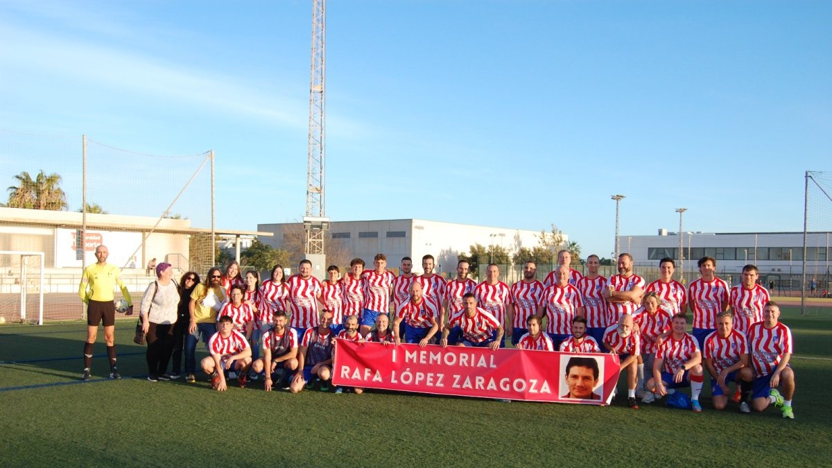 Todos quisieron posar con la pancarta del amigo ausente.