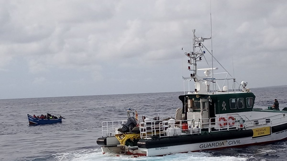 Salvamento Marítimo acude al rescate de una patera con tres inmigrantes en Cabo de Gata.