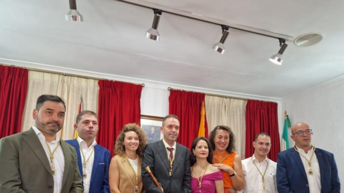El alcalde de Antas, en el centro de la foto, con concejales.