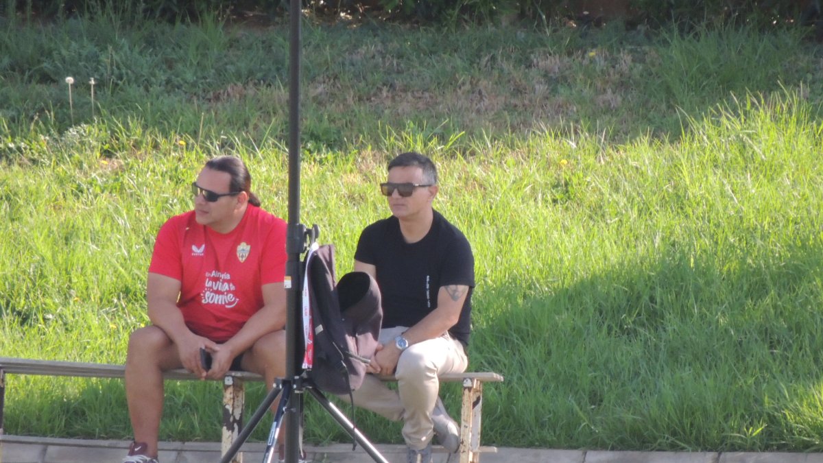 Atilio, de seguridad del Almería, con Joao Gonçalves en el campo Anexo.