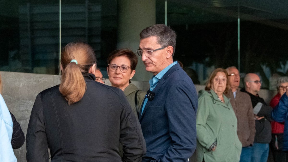 Sánchez Teruel y Adriana Valverde conversan con usuarios del centro de salud de Nueva Andalucía.