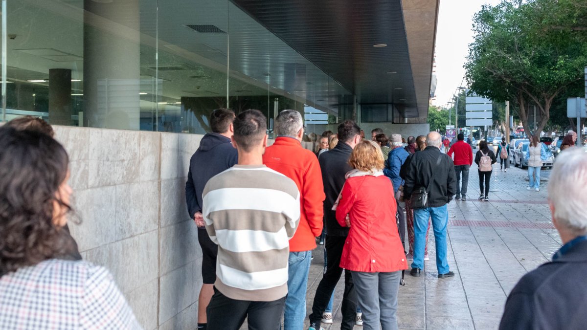Foto del PSOE en la cola del Centro de Salud de Nueva Andalucía.