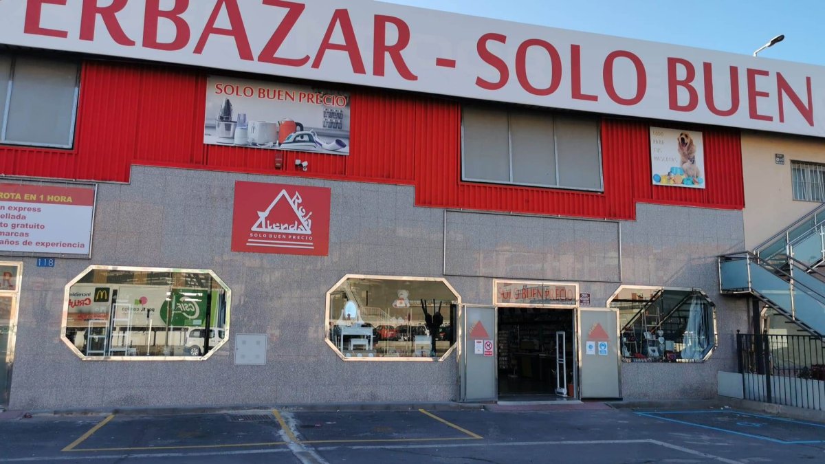 Hiperbazar en la avenida de Montserrat.