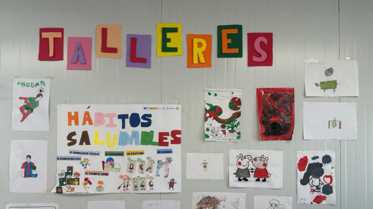 Mural con dibujos realizados en los talleres.