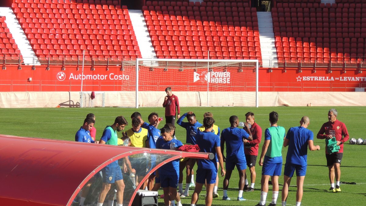 El Almería trabajará durante toda esta semana en el Estadio Mediterráneo.