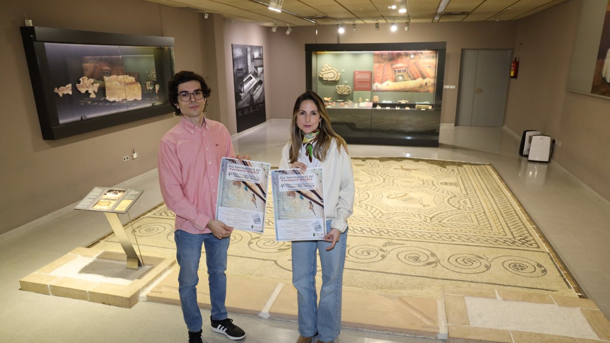 Sergio Fernández y Elena Gómez con el cartel anunciador de la programación.