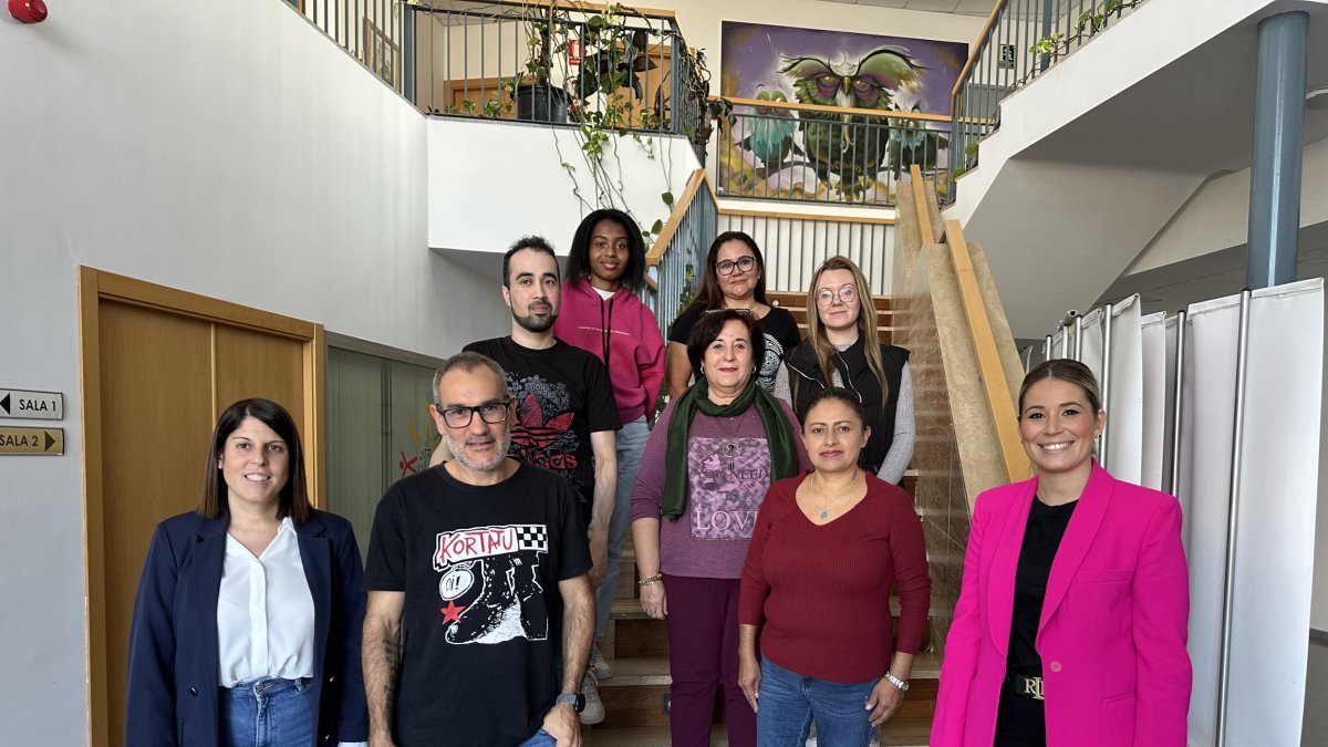 Las concejalas huercalenses junto al alumnado de Atención Sociosanitaria.