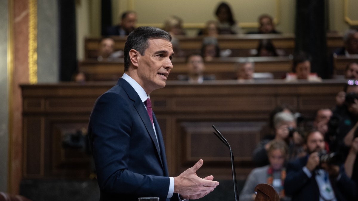 El presidente del Gobierno en funciones, Pedro Sánchez, durante la primera sesión del debate de investidura en el Congreso de los Diputados.