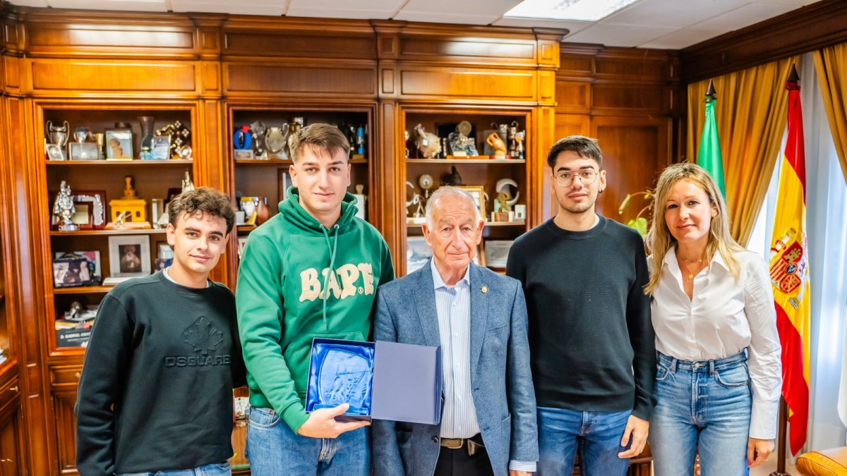 Los jóvenes oradores con el alcalde Gabriel Amat.
