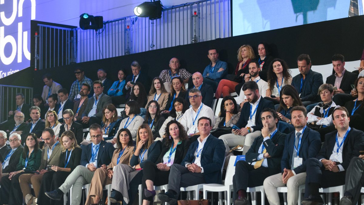 Autoridades durante la inauguración institucional del evento.