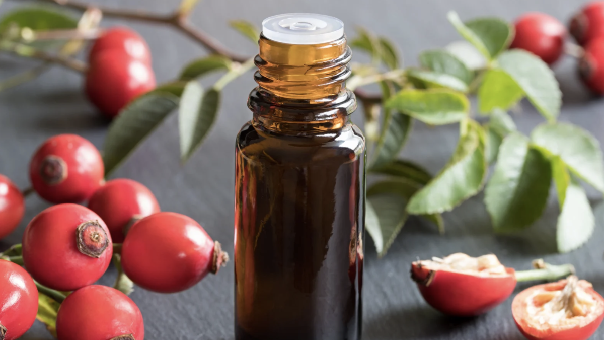 Descubre el secreto de una piel renovada y sin marcas con el aceite de rosa mosqueta