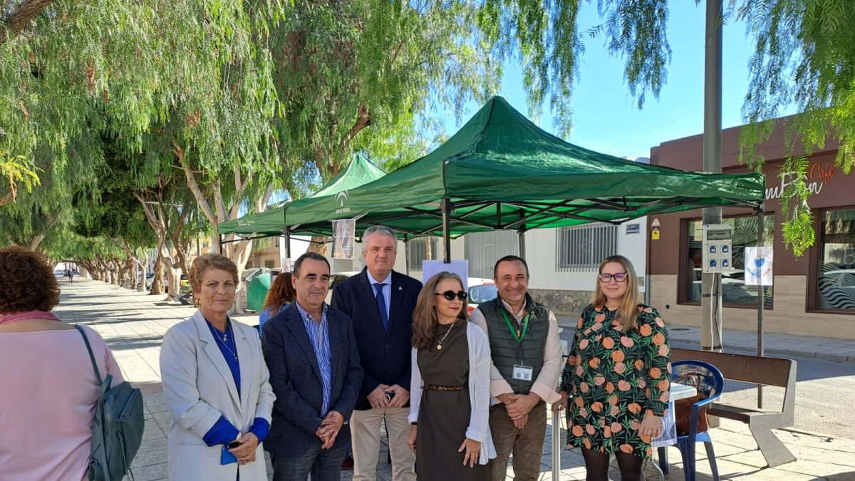 Mesa informativa con el delegado de Salud y el alcalde en La Mojonera.