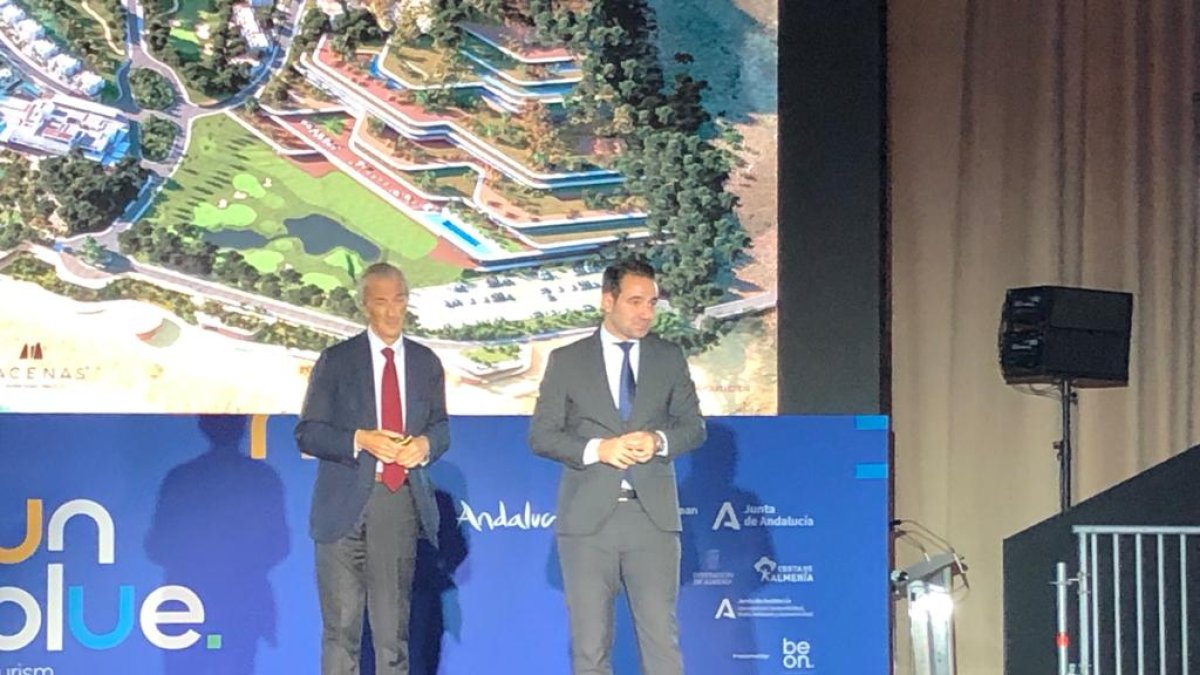 Rafael de la Hoz, arquitecto de Macenas y Antonio Sánchez, gerente del resort.
