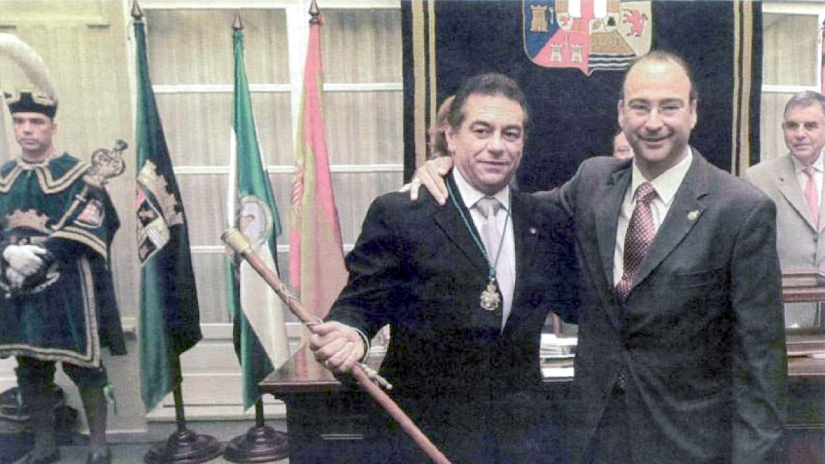 José Añez recibiendo el bastón de mando de la Diputación de manos de Luis Rogelio Rodríguez-Comendador, en julio de 2003.