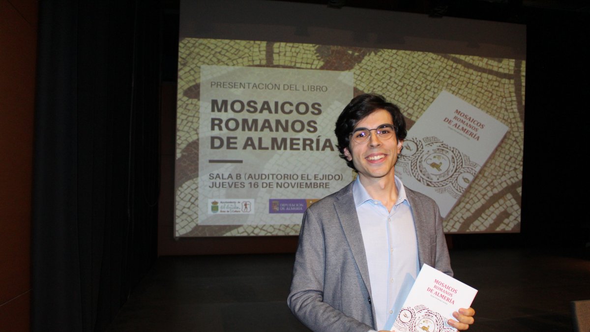 Sergio Fernández con un ejemplar de \'Mosaicos Romanos de Almería\' durante la presentación.