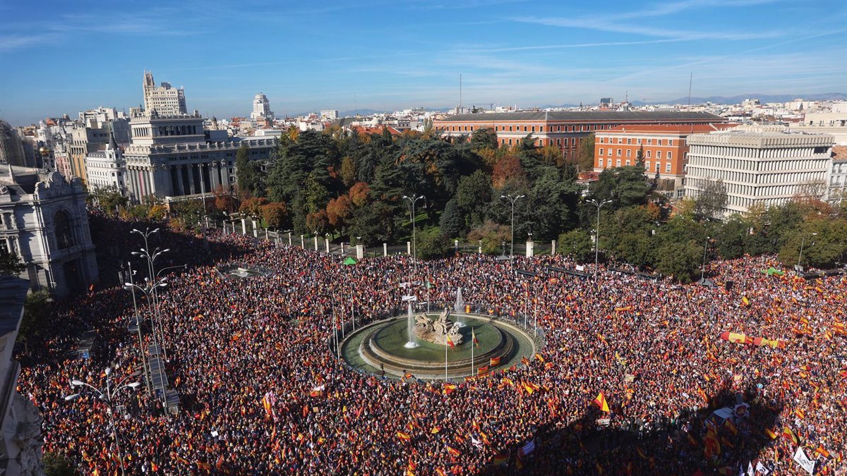 Miles de personas durante la manifestación contra la amnistía.