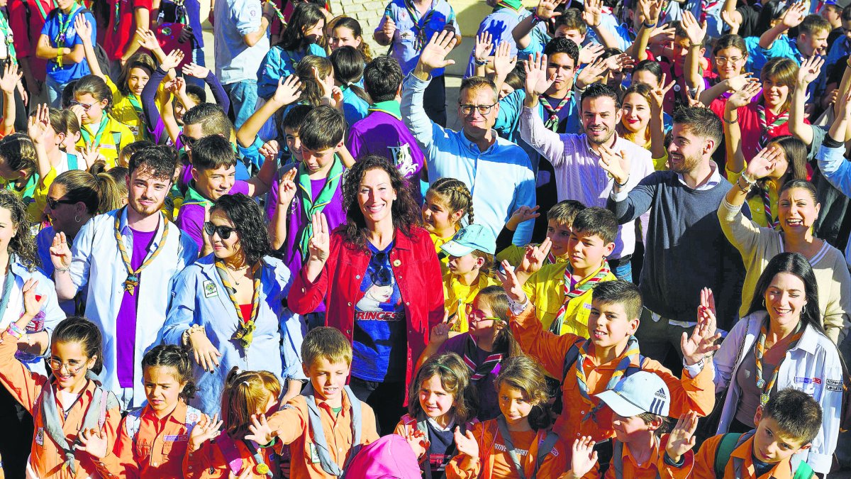 La alcaldesa, con los scouts.