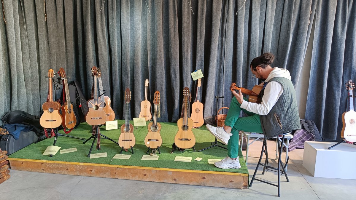 El guitarrista Rafael Soto probó uno de los instrumentos de Ignacio Durán.