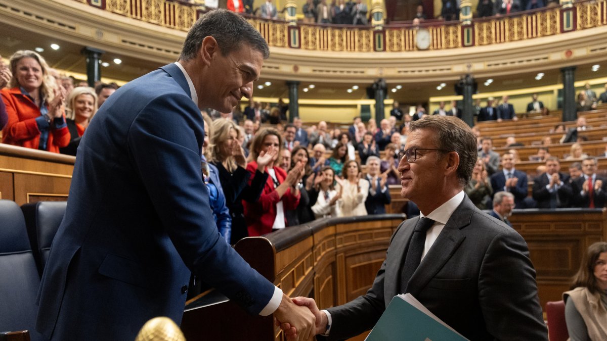 El presidente del Gobierno, Pedro Sánchez, saluda al presidente del PP, Alberto Núñez Feijóo.