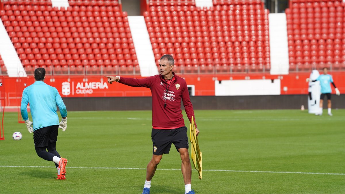 Gaizka Garitano no ha dado con la tecla para levantar al colista Almería.