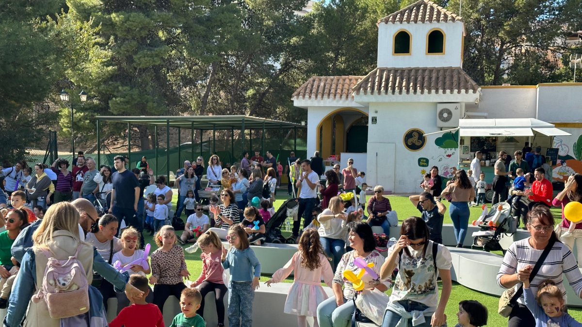 Las familias celebran el Día de la Infancia en Loquilandia.