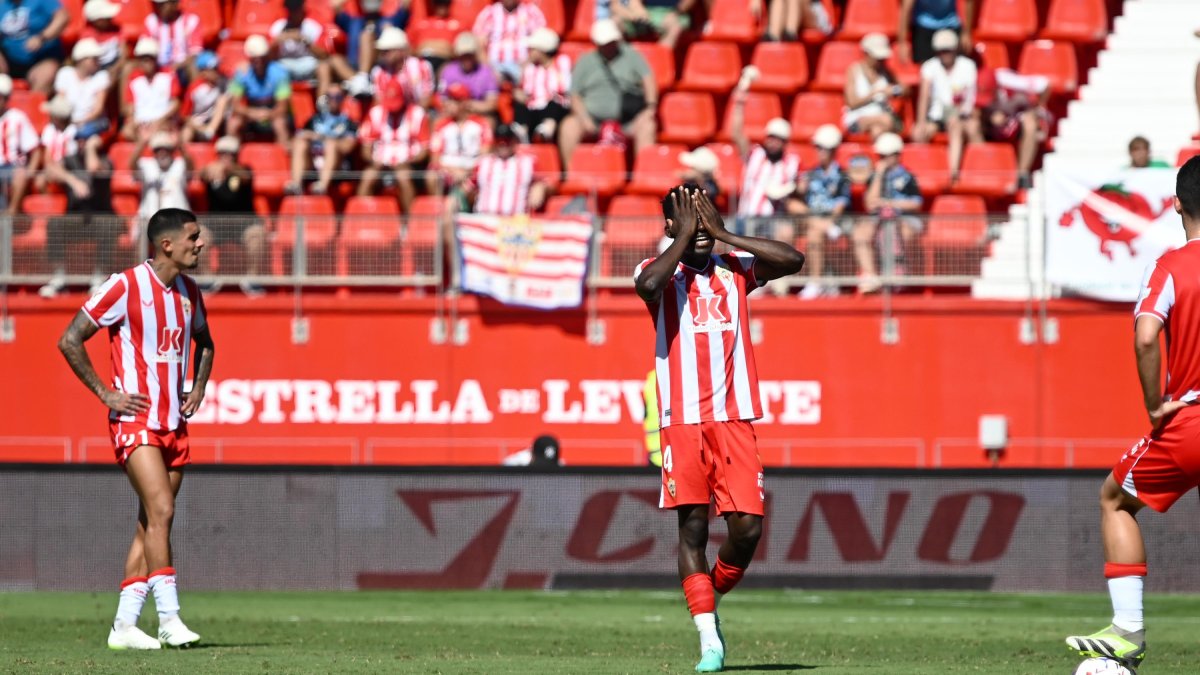 Baba se tapa la cara en el partido ante el Granada.