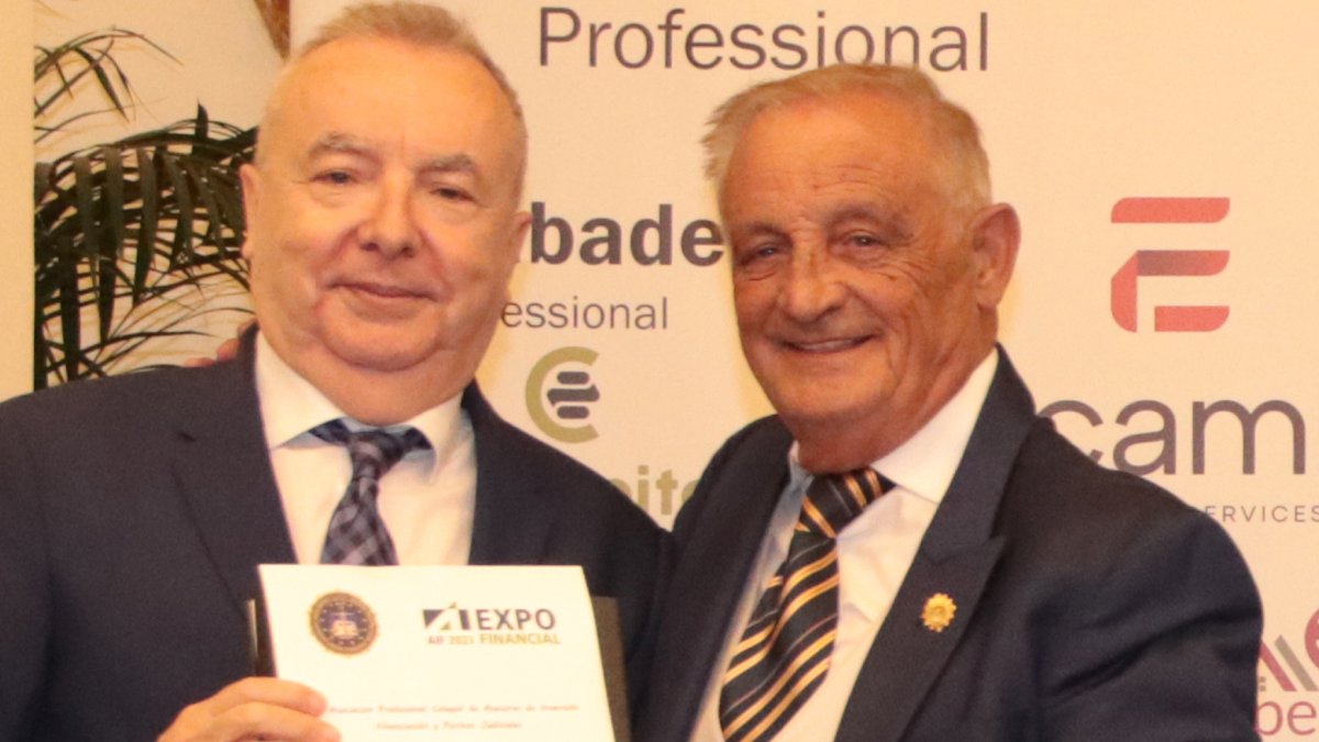 El director de LA VOZ recibe el premio.