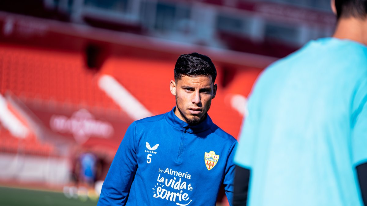 Robertone ha sido uno más en el Almería en el día después de doblarse el tobillo izquierdo.