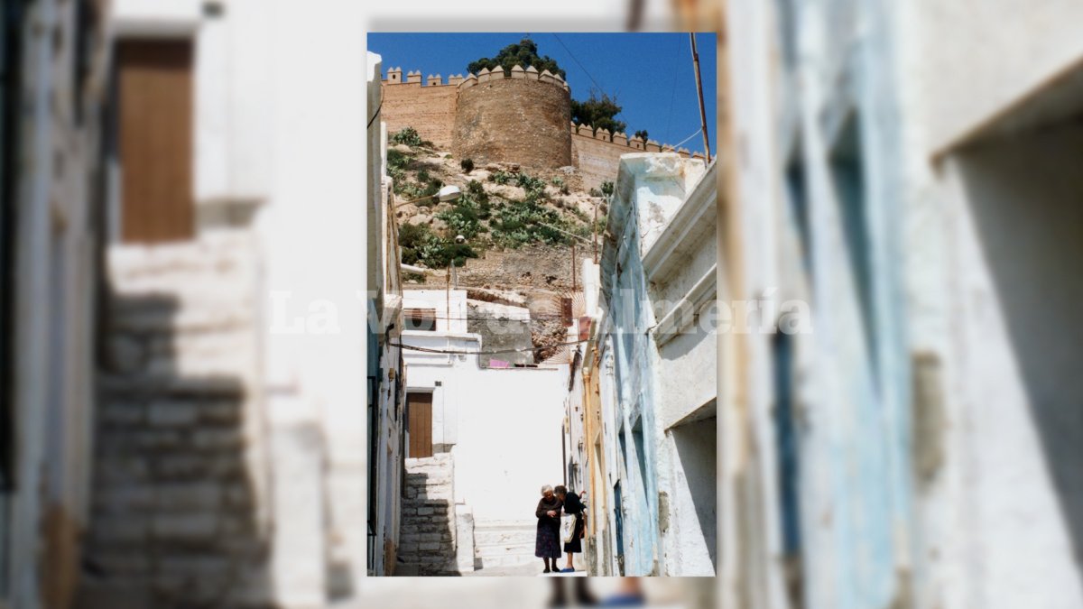 Dos vecinas de la calle Clarín conversando en la puerta de sus casas mientras tomaban el sol. Una estampa habitual de aquella vida serena.