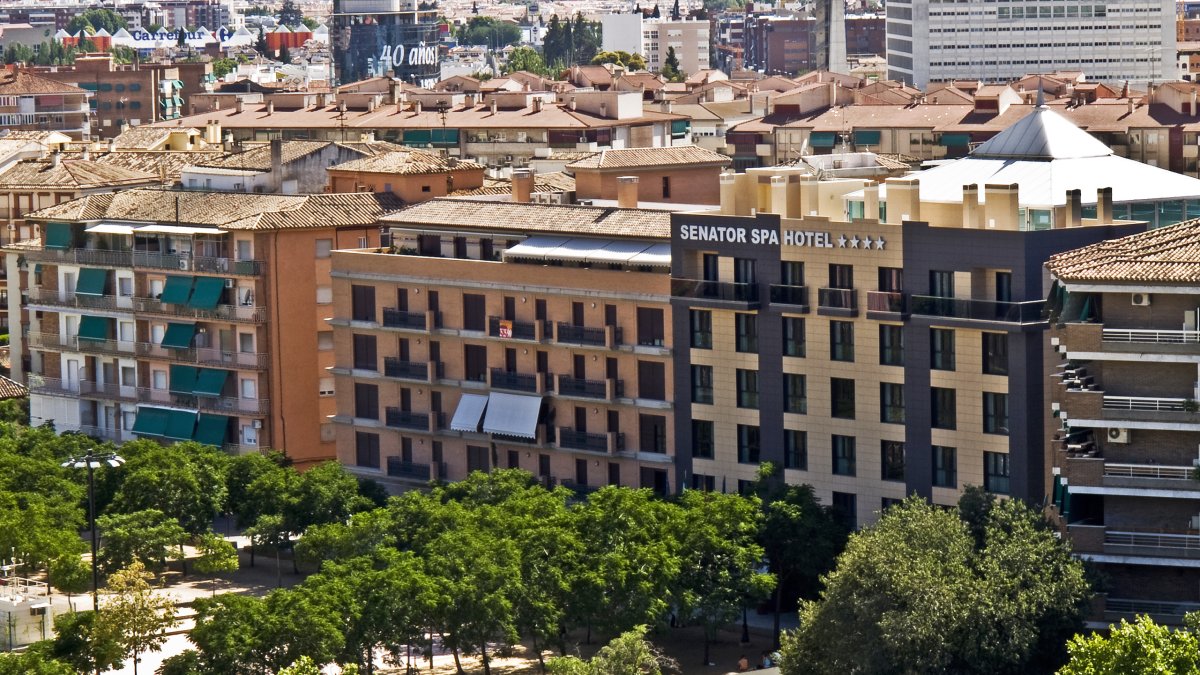 El Senator Spa Hotel de cuatro estrellas en la ciudad de Granada.