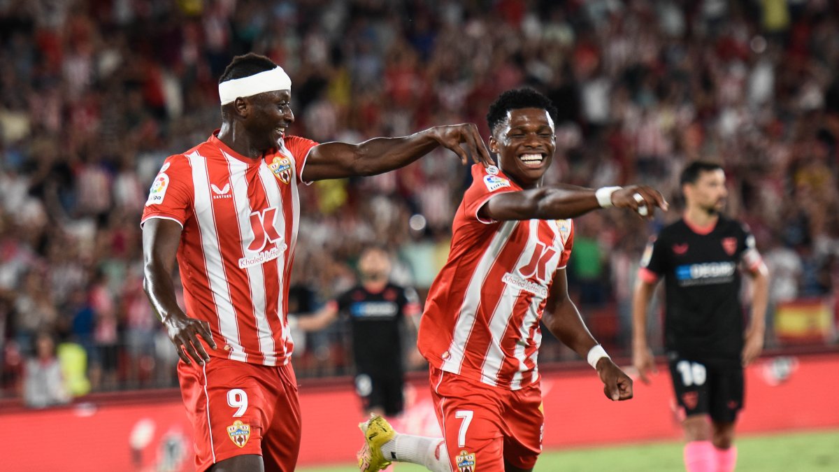 Sadiq y Ramazani dieron al Almería la primera victoria remontando al Sevilla (2-1).