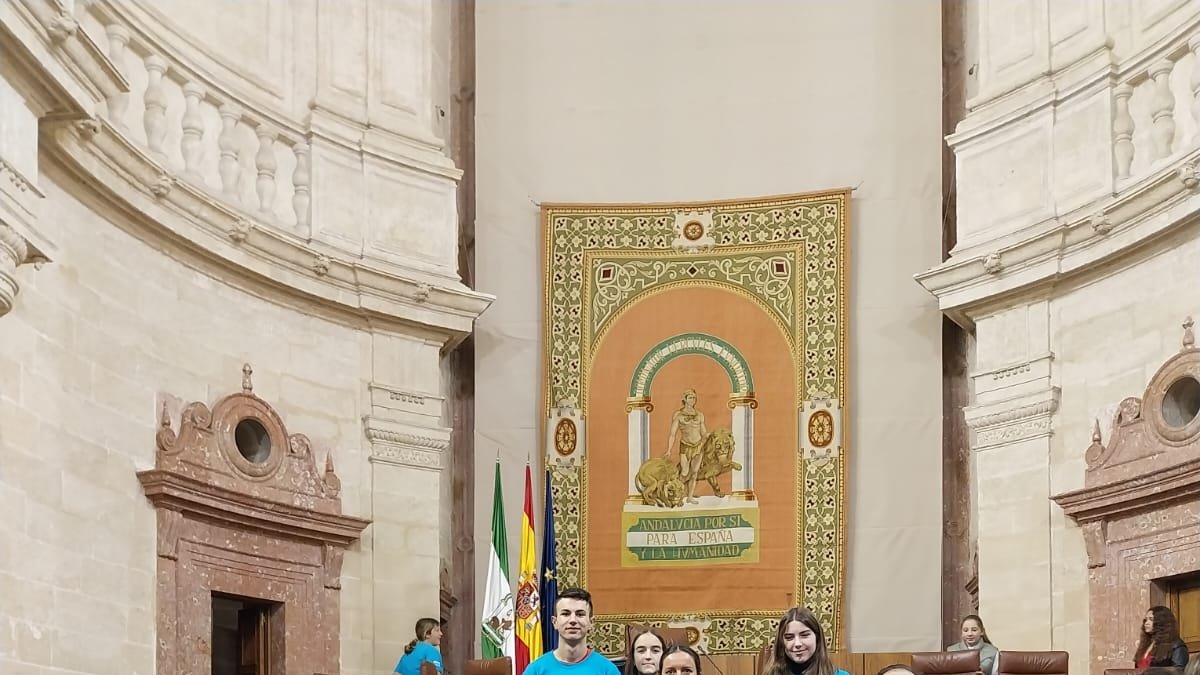 Los 18 vicareños en representación de la provincia con Jesús Aguirre, presidente del Parlamento Andaluz.